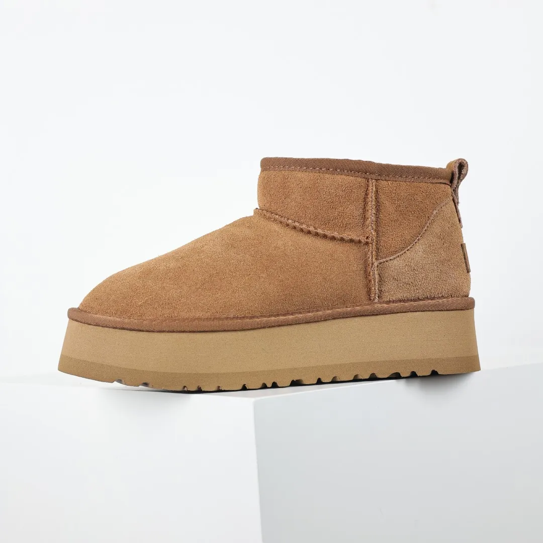 Pick up locally 💰440 The core recommendation is good price E4 UGG Thick-soled short style Zhou Dongyu and Wang Yibo's same series Xiaohongshu popular model Henan Longfeng leather production Cashmere insole is a very suitable choice for keeping warm in winter when going out and at home. In the new year, uug launched a style series, which is partially geared towards the preferences of young consumers and has also been at the forefront of fashion trends. Shoe body material UGGPURE™ implanted wool insole Lightweight non-slip and comfortable rubber outsole With brand LOGO and complete packaging Size: 35 36 37 38 39 40